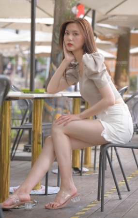 白裙美女