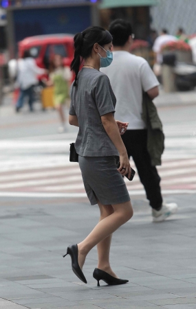 诱惑肉丝高跟街拍OL