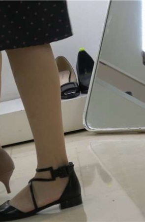 4k-斑点连衣裙街拍美女鞋店试高跟鞋