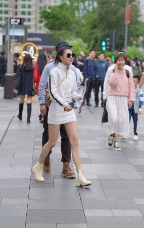 街拍性感白短裙美女