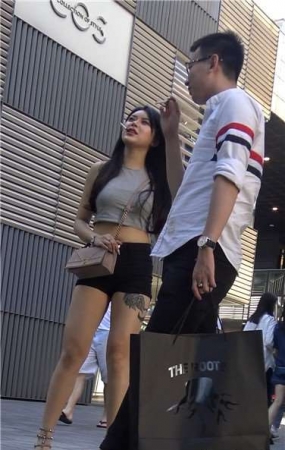 4k超清，超短热裤性感纹身抽烟的女孩！[3.81 GB]