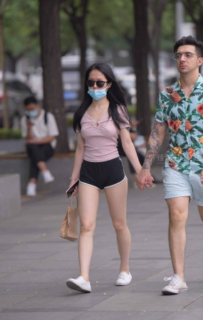 花臂大哥的漂亮女友