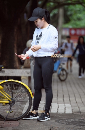 黑色紧身裤美女骑小黄车