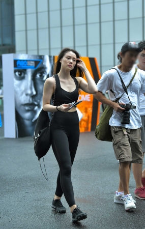 干练修身的黑色运动裤美女