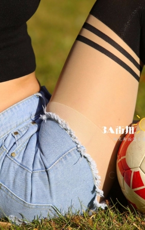 校园草坪上的玩球的美女-13P