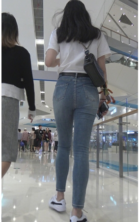白衣紧牛美女