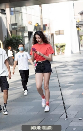 【街拍高清无水印视频+图片】一件桔红色短袖配短裤,时尚又有女人味