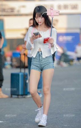 牛仔热裤小妹