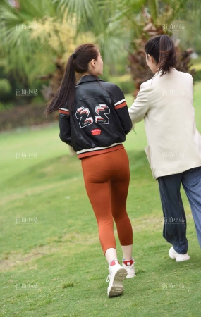 棕色紧身瑜伽裤