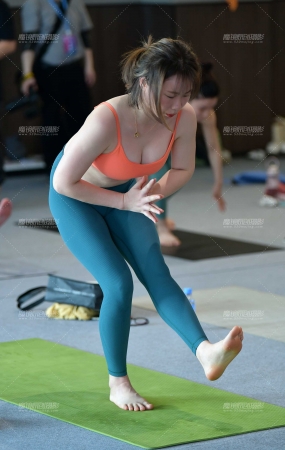 白皙舒展瑜伽美女