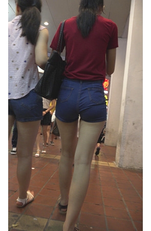 牛仔短裤妹子