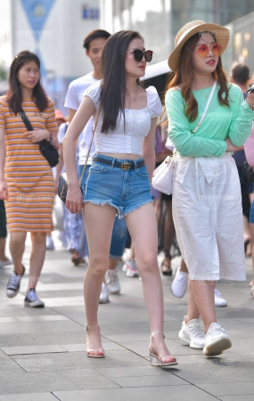 清凉的夏装热裤美眉