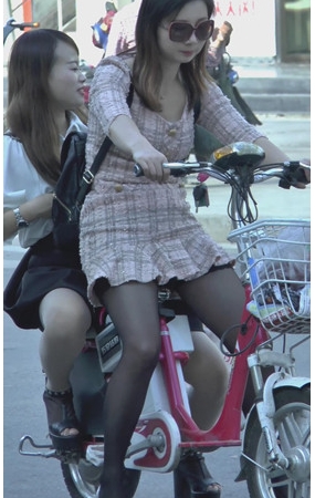电动车上的黑丝MM