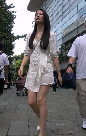 白裙长腿姐姐