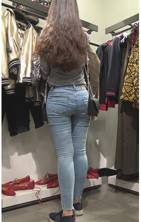 挑选衣服的牛仔裤妹子