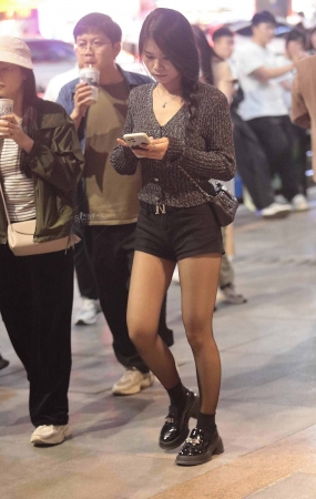 街拍黑丝少妇