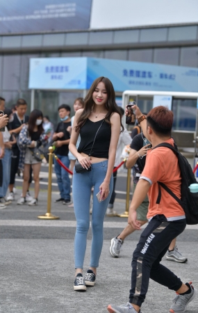又见蜜桃裤小姐姐~又爱了~