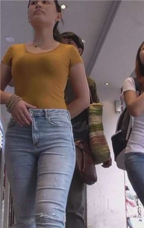 街拍紧身蓝牛性感肉臀美女 [500 MB]