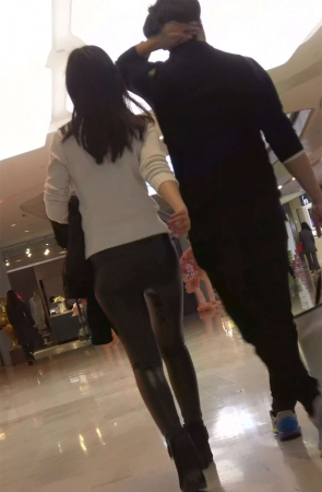 逛商场的两位超紧皮裤性感美女