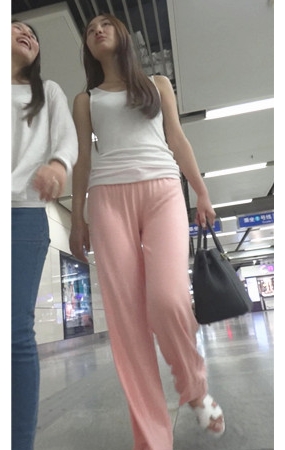 粉色薄裤妹子
