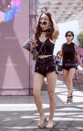 吊带热裤性感墨镜美女