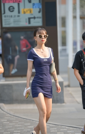 蓝色连体包臀裙妹子
