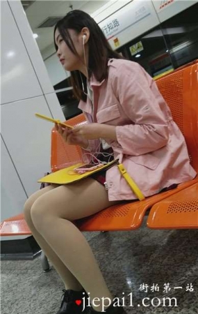4k-高铁站候车室偶遇小眼睛小妹妹，不断照镜子补补妆。