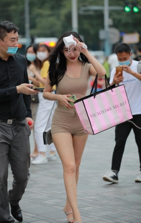 还是那条街，还是那靓妹