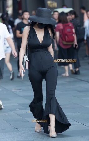 V字领长腿美女