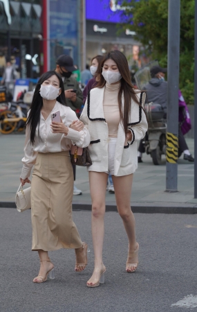 热裤美腿小姐姐