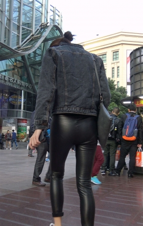 黑色紧身皮裤牛仔外套苗条身材美女