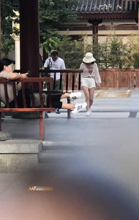 浑圆白短裤妹妹