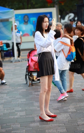 街拍红色平底鞋短裙妹子