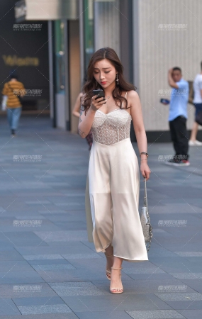 性感低胸美**