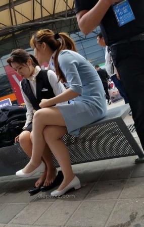 4K – 蓝裙美女跟同事在聊天 [265 MB/MP4]