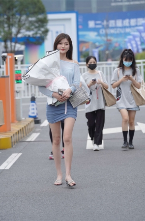 人比花娇