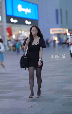 搭讪街拍黑丝黑裙高跟女神