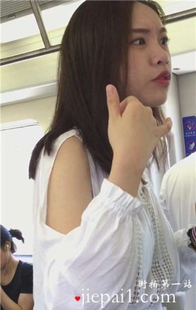 白嫩美腿小妹你地铁上跟闺蜜聊得欢。
