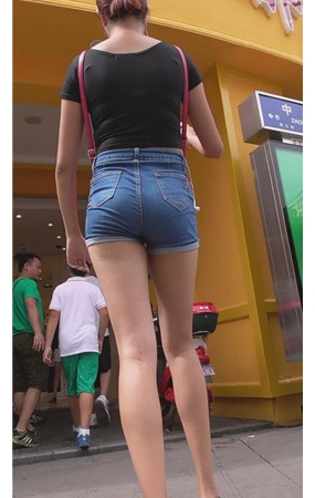 热裤丰腴长腿美女