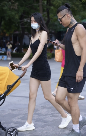 黑色包屯裙美女