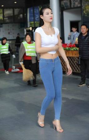 紧牛大长腿美女小姐姐