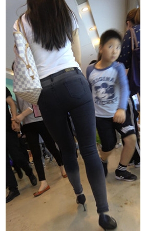 黑色牛仔妹子