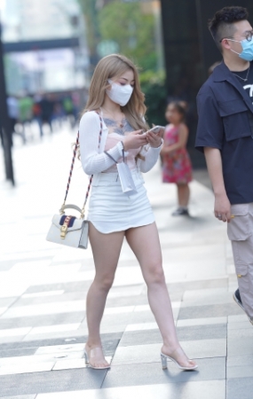 白裙美腿