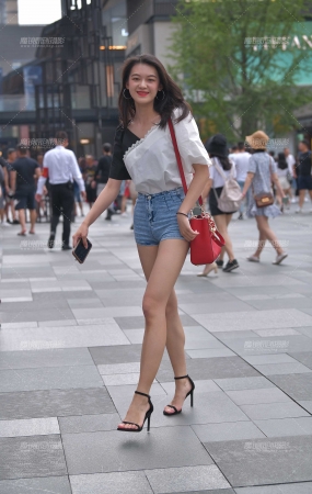含羞的笑容，热裤大长腿小姐姐