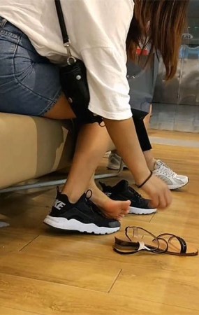 鞋店试鞋的丝袜牛仔包臀裙小美女