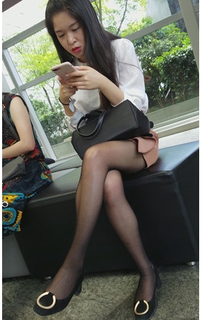 玩手机的的黑丝妹子