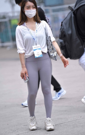 搭讪街拍紧身瑜伽裤小妹