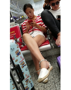 4k超清，低头玩手机的苗条细腿美眉