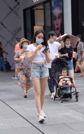 街拍紧身白T恤热牛小美女