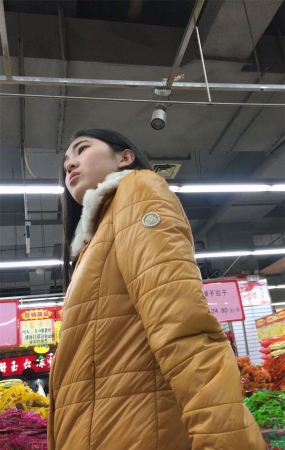 超市里的紧身黑色铅笔裤女孩